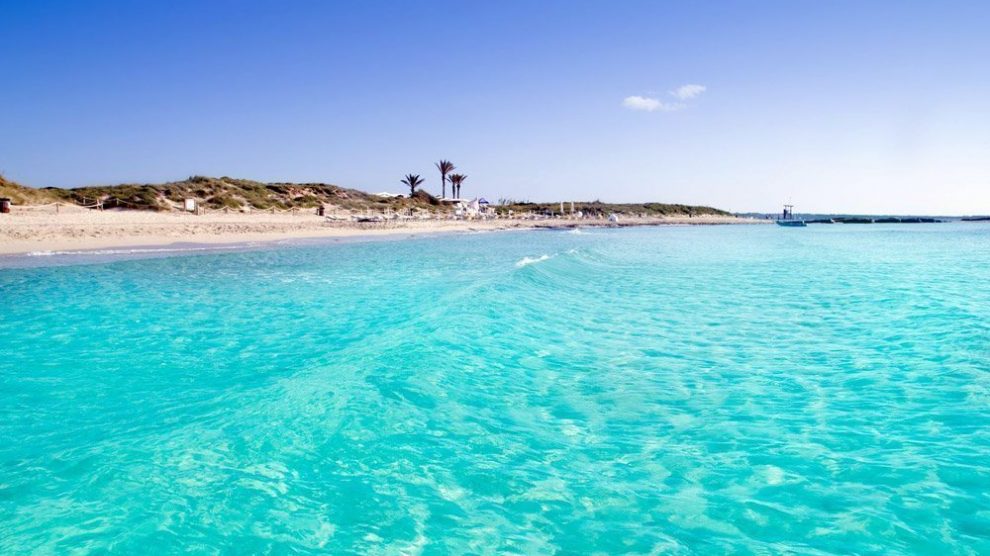 Playa de Formentera con aguas turquesas